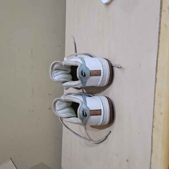 Sneakers - Picture 4 of 4